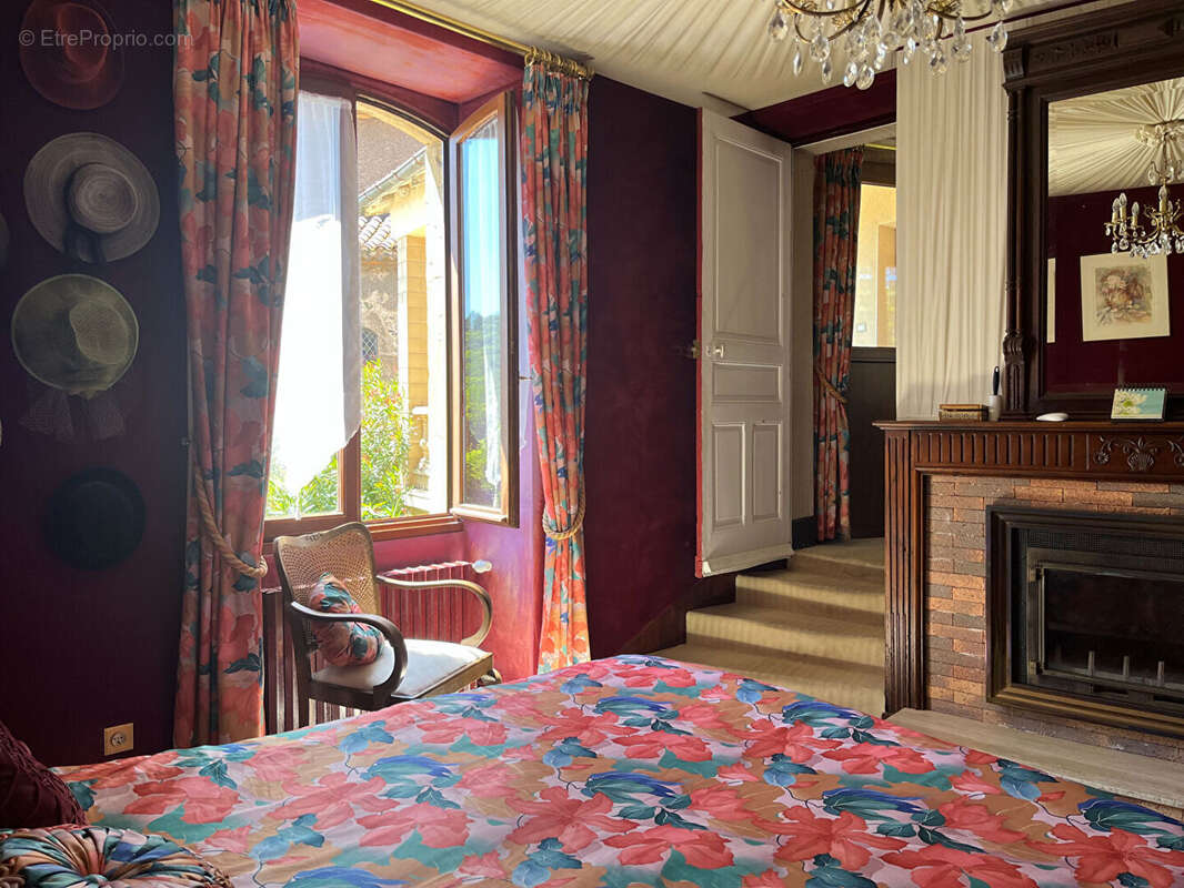Élégante propriété de caractère avec trois habitations, piscine et cadre privilégié - photo 8