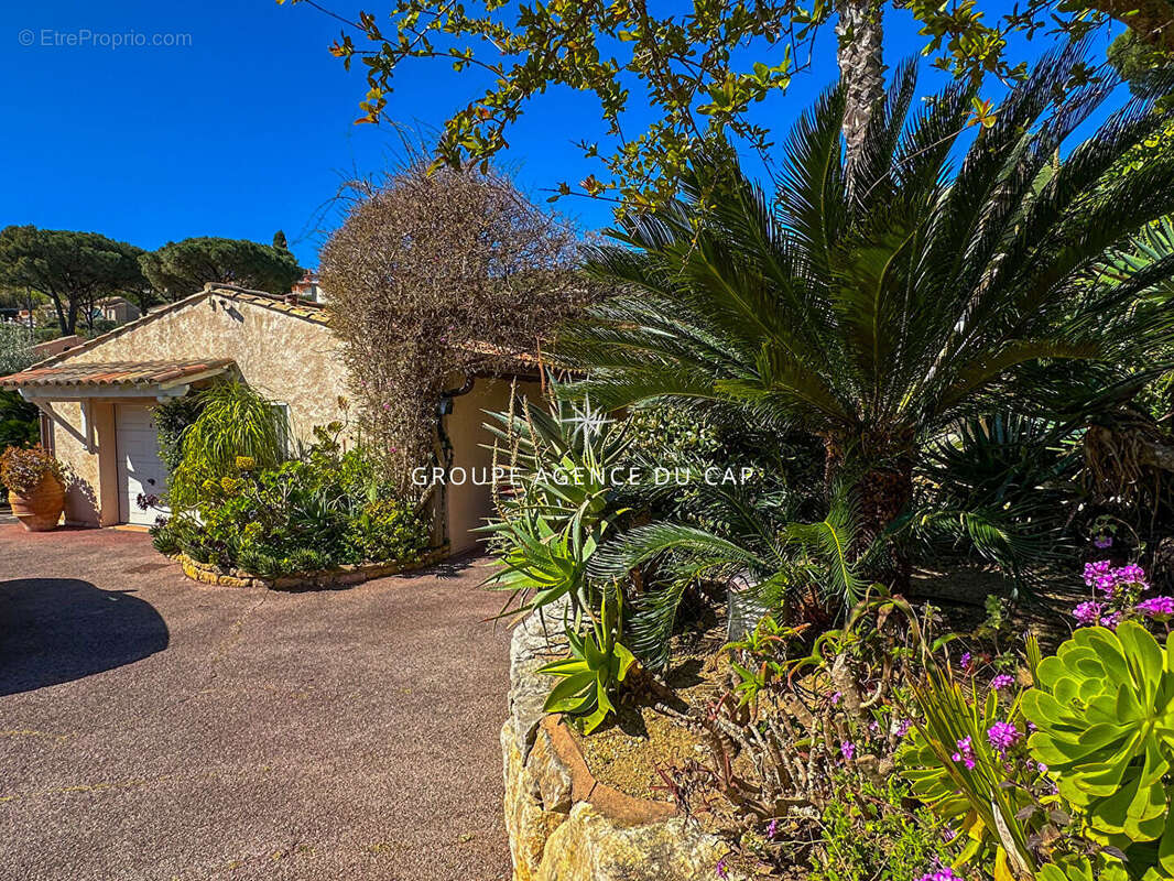 Villa avec piscine garage car port joli jardin paysagé, à pieds des plages de sainte-maxime la nartelle - photo 5