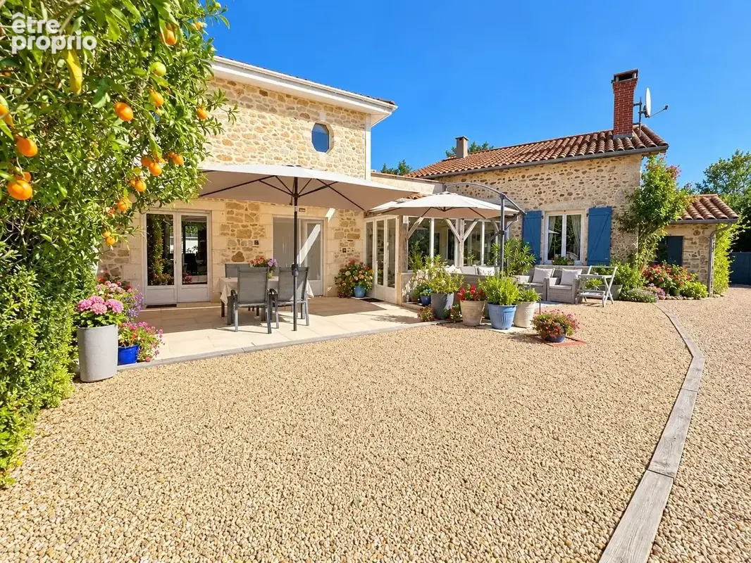 Photo Maison à Bussiere-Badil au prix de 294 000€