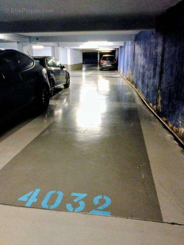 Parking à PARIS-16E