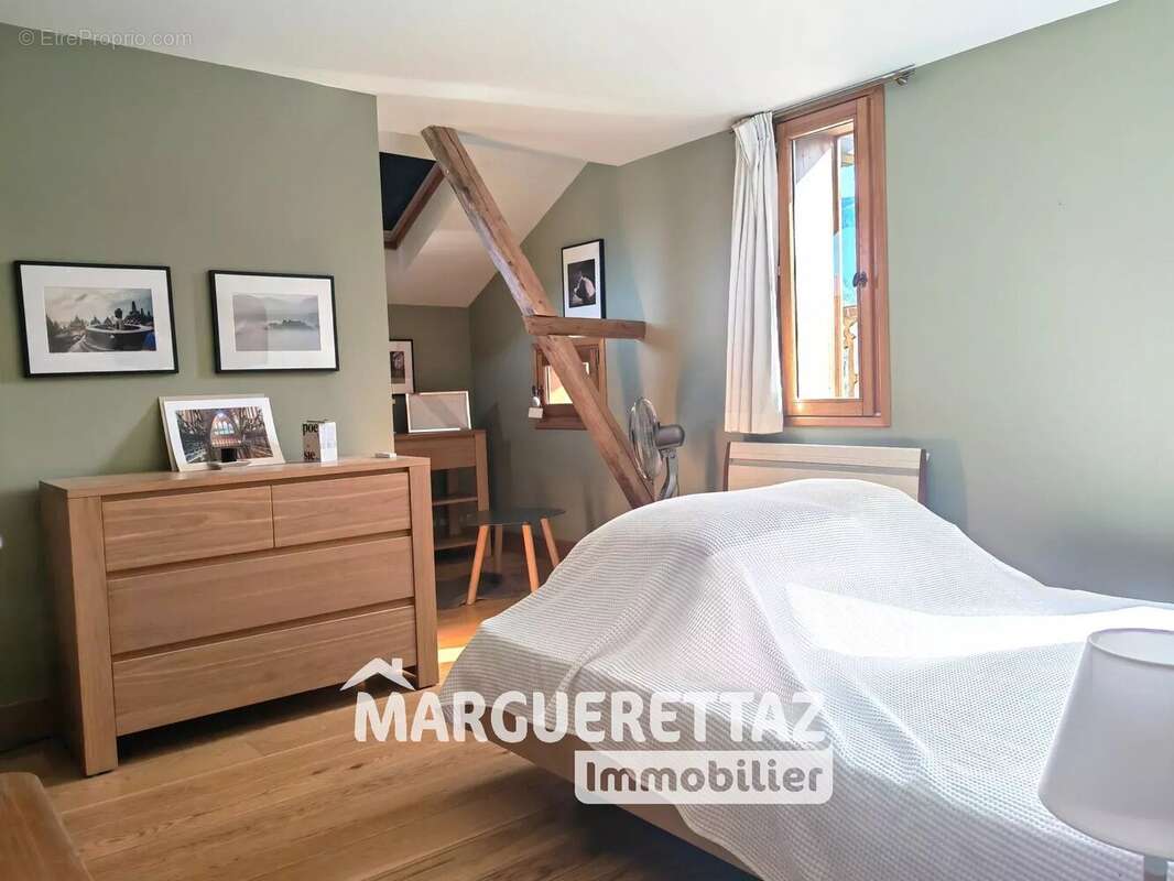 Maison à LA RIVIERE-ENVERSE