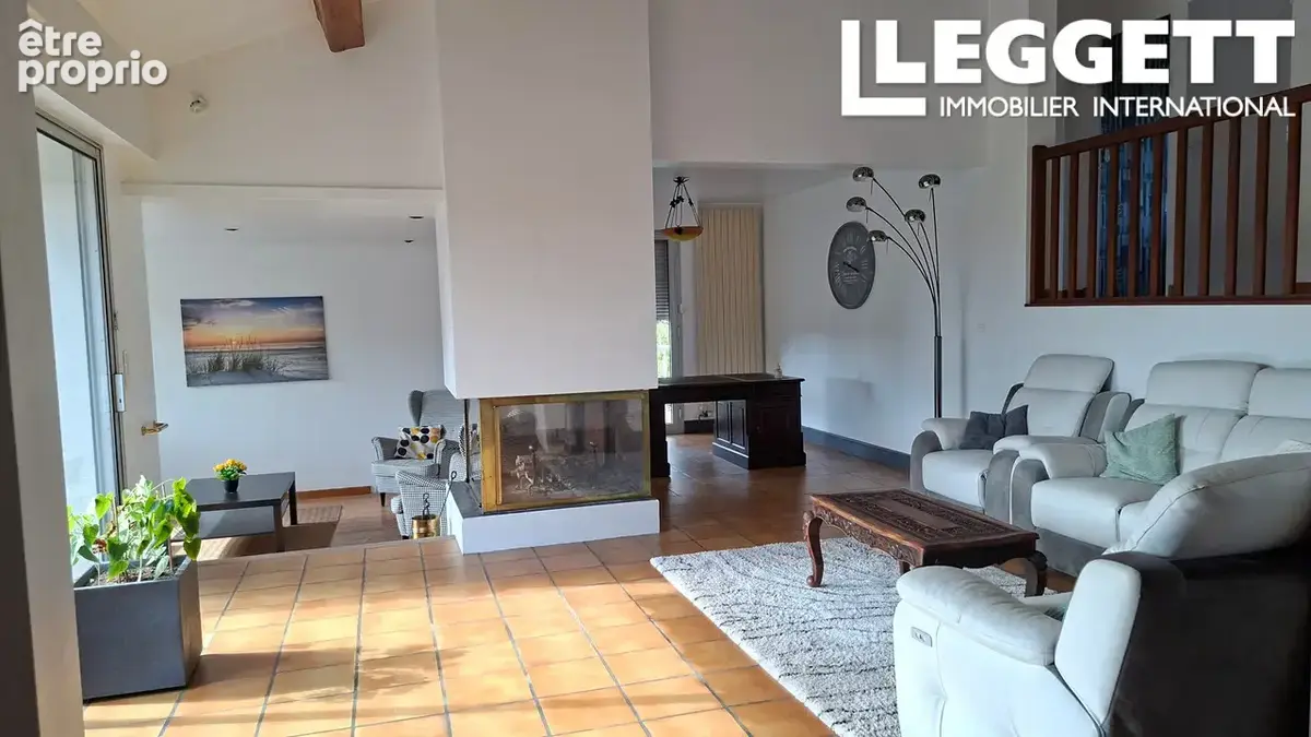 Maison d'architecte, offrant 5 chambres, 4 salles d'eau, garage et plus de 1,3 hectares de jardin avec étang - photo 9