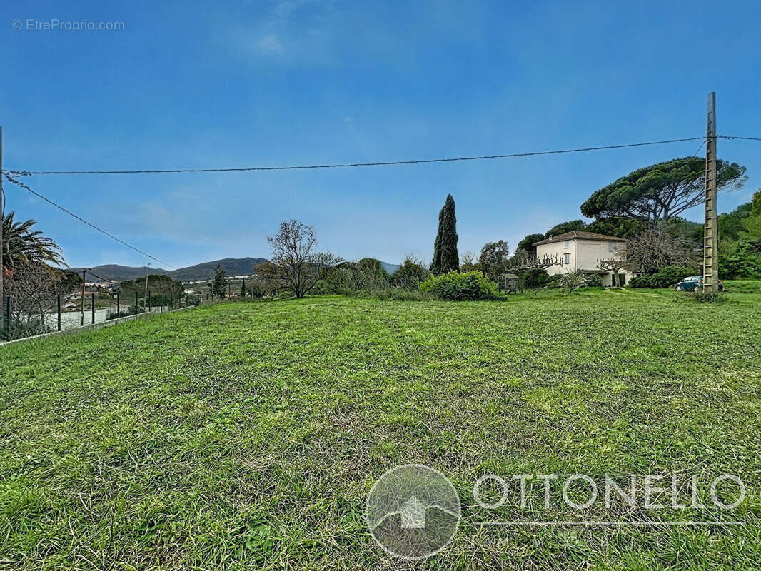Terrain à ROQUEBRUNE-SUR-ARGENS