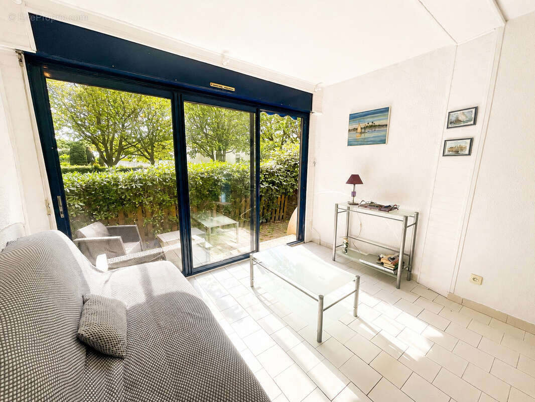 EXCLUSIVITÉ : 2 pièces en rez-de-jardin avec cave dans le quartier du Golf - photo 2