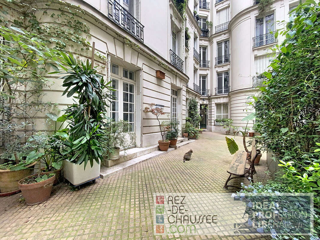 Commerce à PARIS-9E