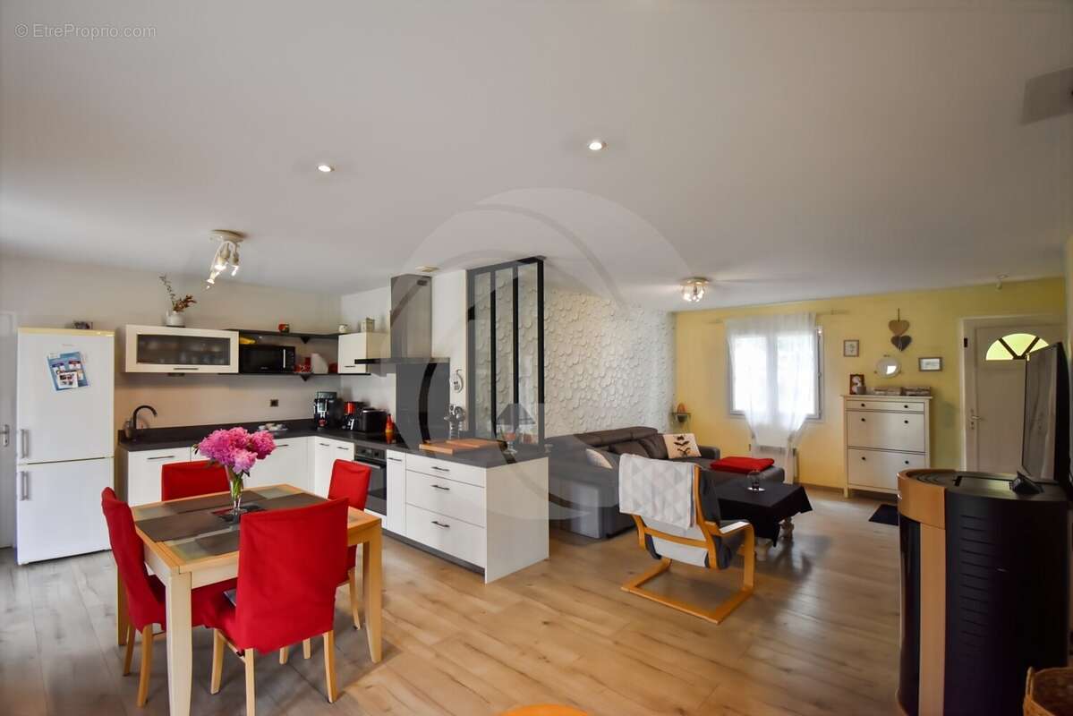 Maison 93 m² à Saint-Etienne-De-Tulmont  - photo 2