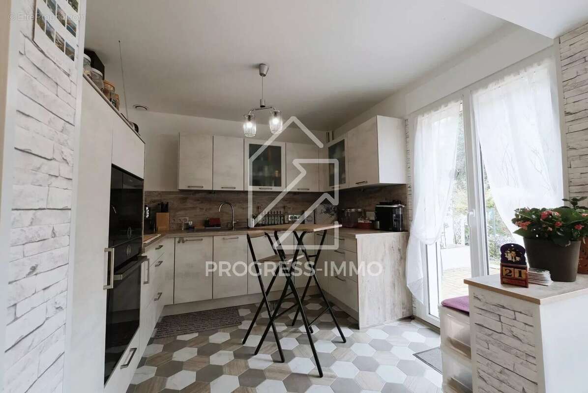 Appartement à COMBS-LA-VILLE