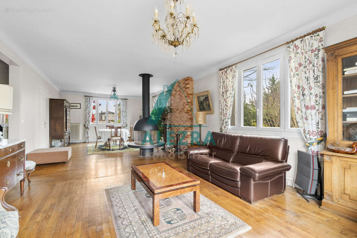 Maison à LE MESNIL-LE-ROI