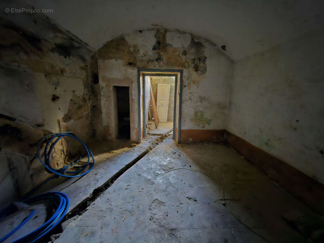 Appartement T3 à rénover avec extérieur - photo 2