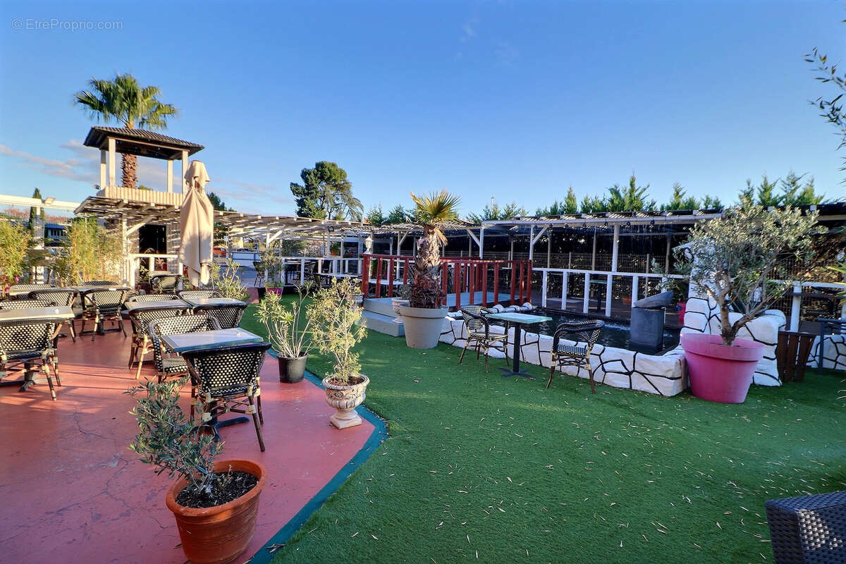 Commerce à SAINT-JEAN-DE-VEDAS