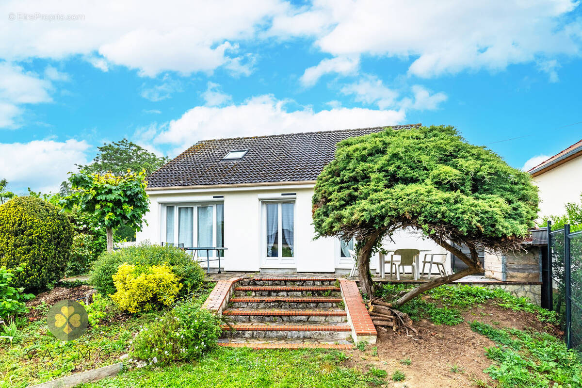 Maison à LA QUEUE-LES-YVELINES