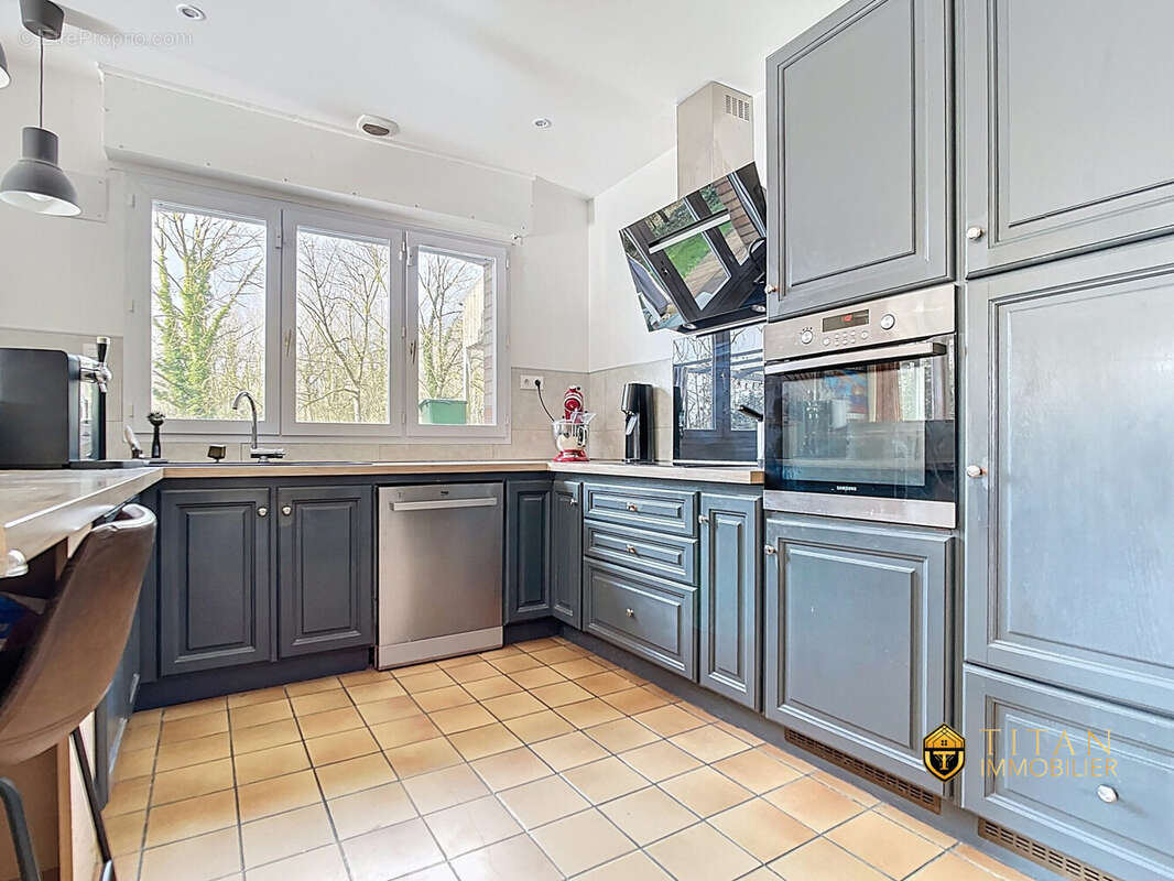 EN EXCLUSIVITÉ  Pavillon semi plain-pied, 4 chambres, jardin et garage en plein centre-ville Bourbourg (59630) TITAN-IMMOBILIER  - Maison à BOURBOURG