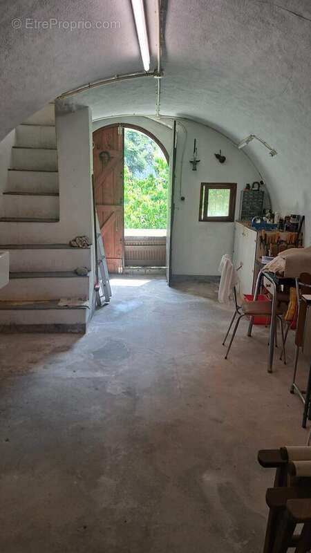 La cave pouvant être transformée en studio
