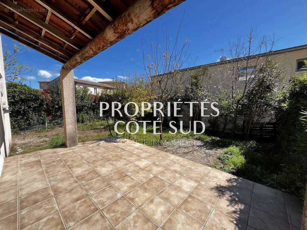 Maison à ENTRAIGUES-SUR-LA-SORGUE