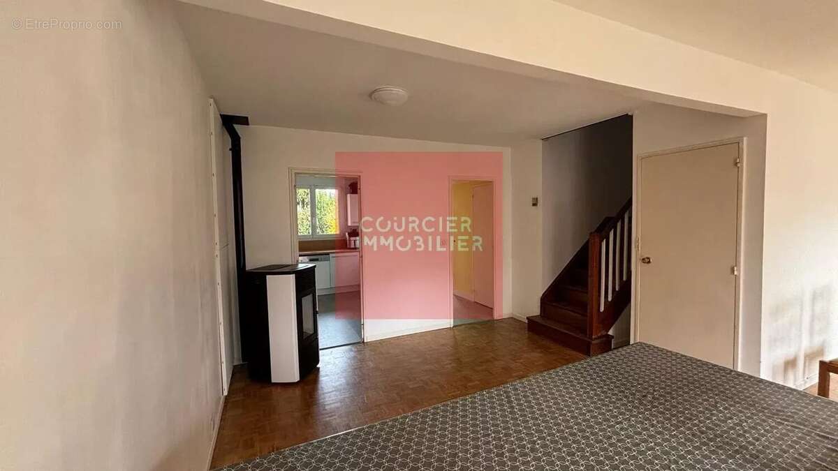 Maison à LE MESNIL-SAINT-DENIS