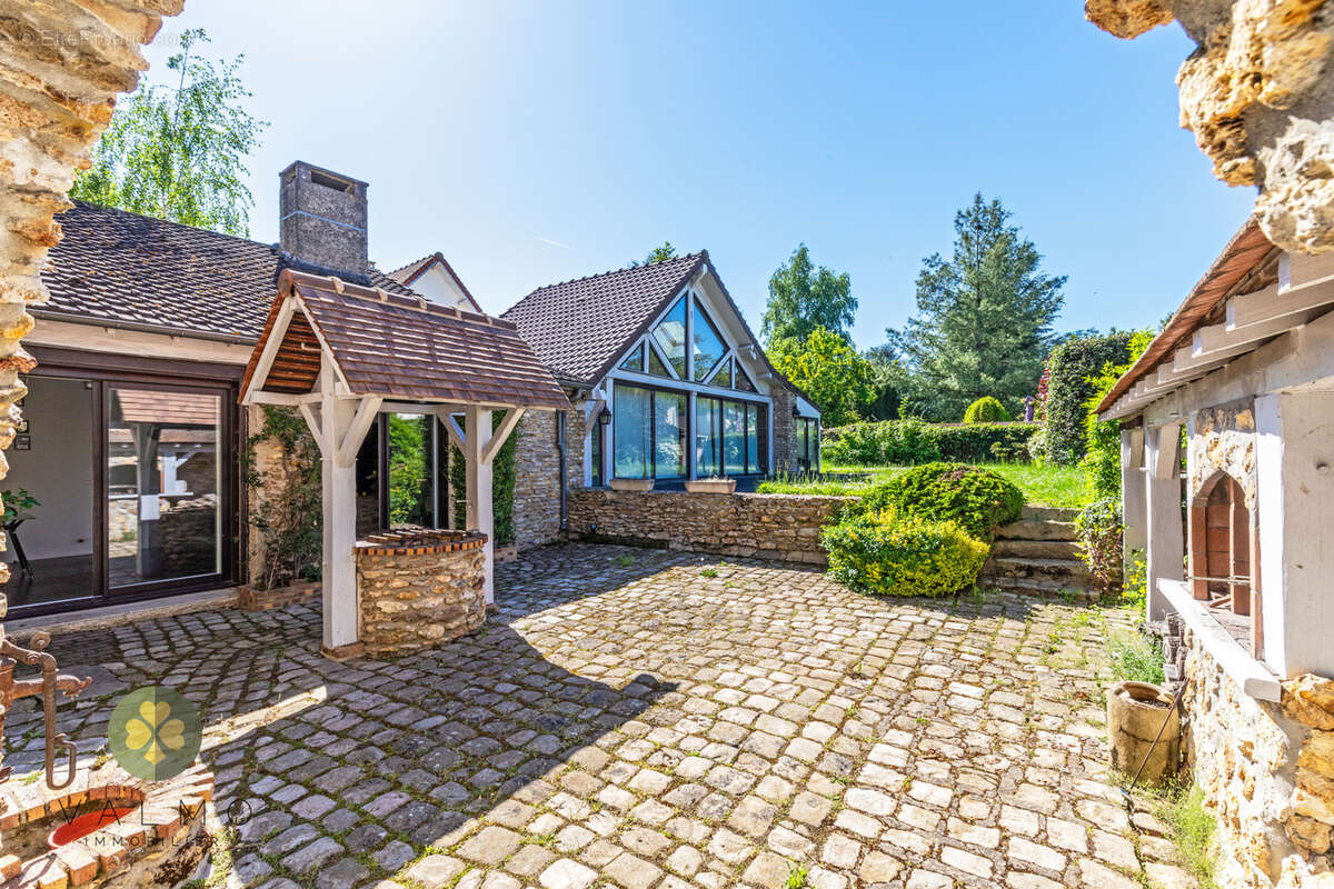 Maison à LA QUEUE-LES-YVELINES