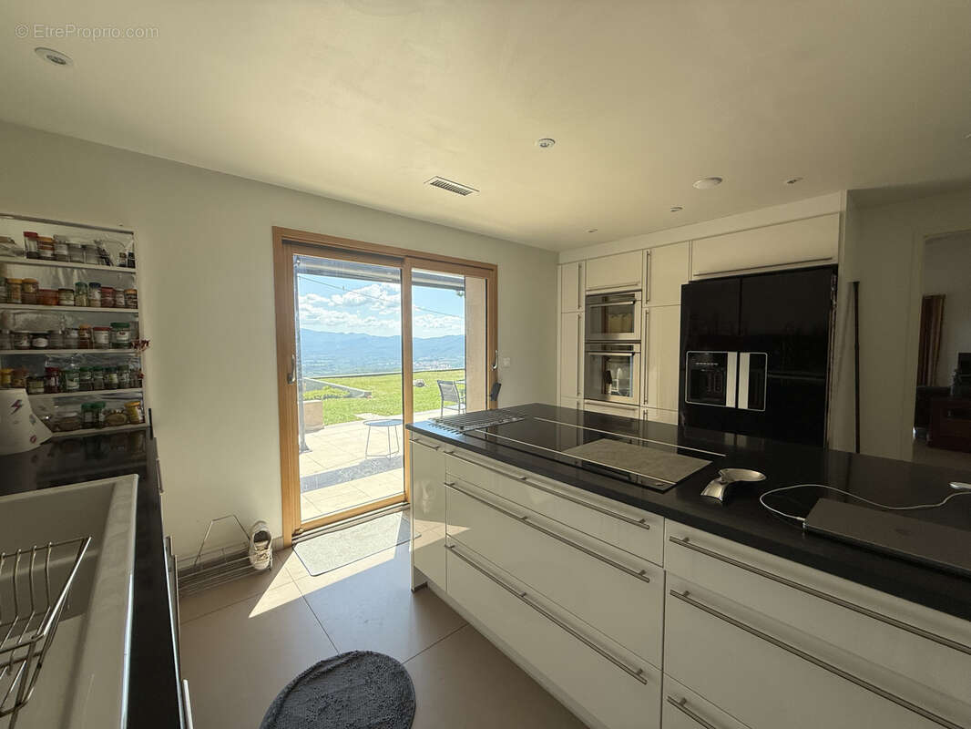Rare propriete comtemporaine avec vue mer et nature preservee - photo 6