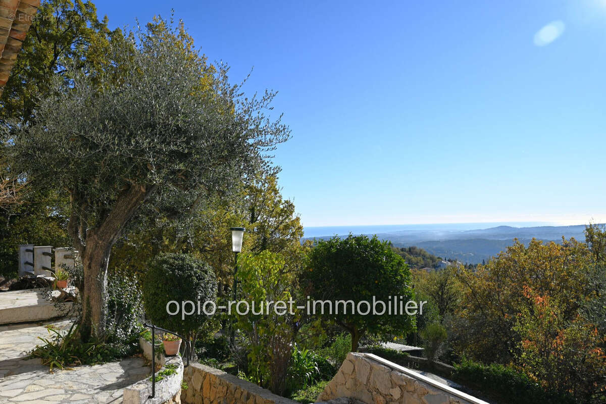 Maison à CHATEAUNEUF-GRASSE