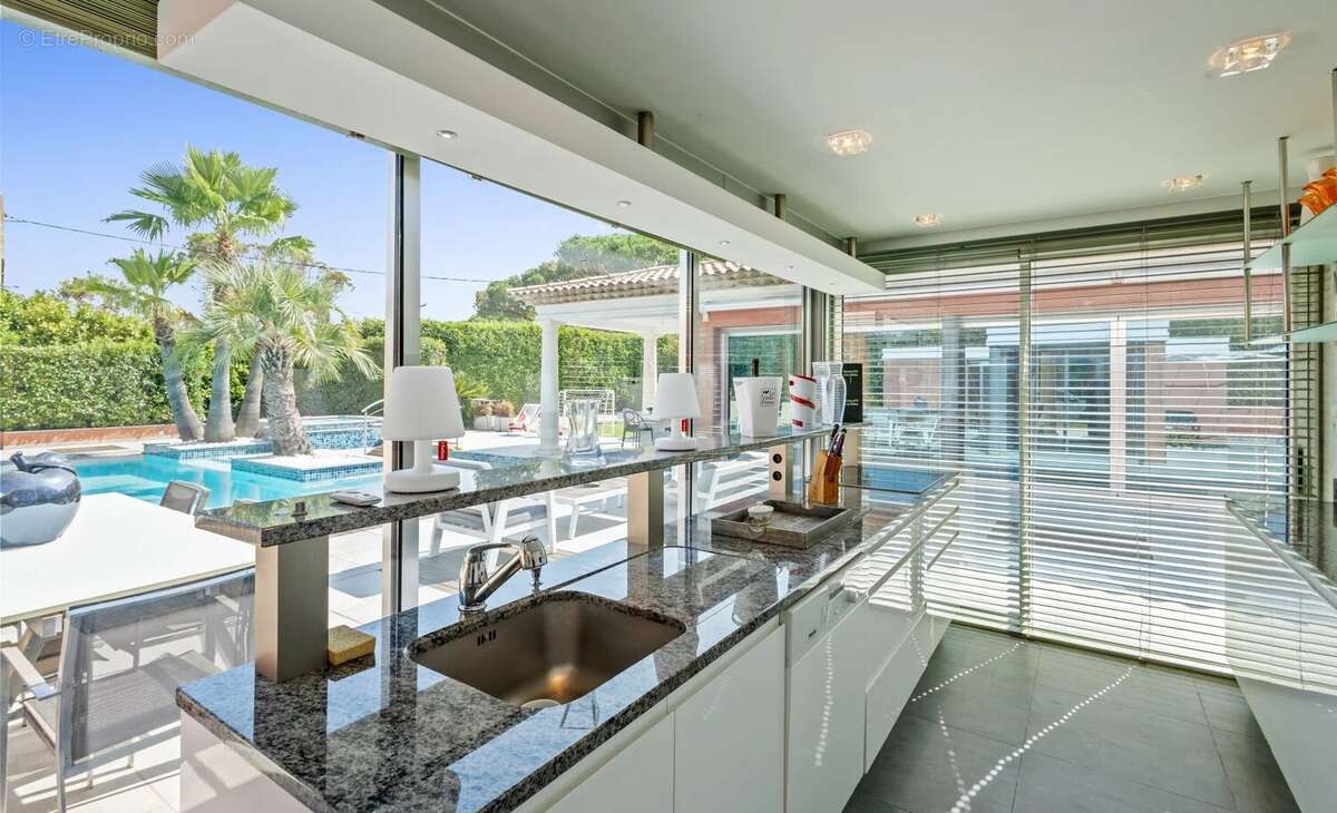 MOUGINS- belle villa individuelle de plain pied avec studio et piscine - photo 12
