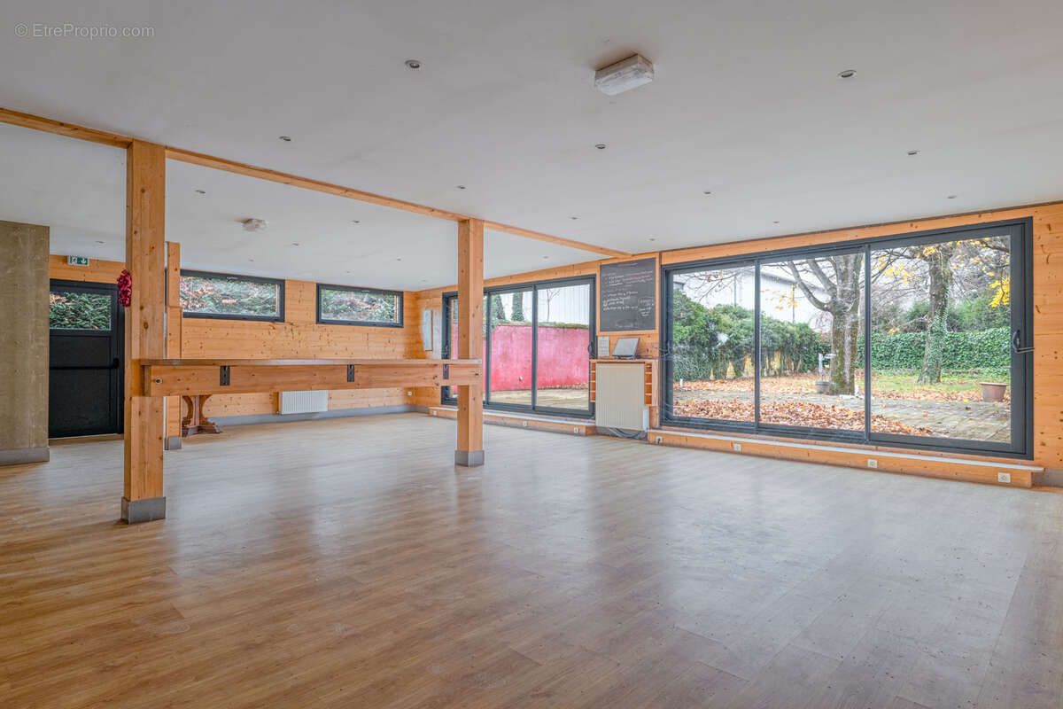 Commerce à SAINT-GENIS-LAVAL