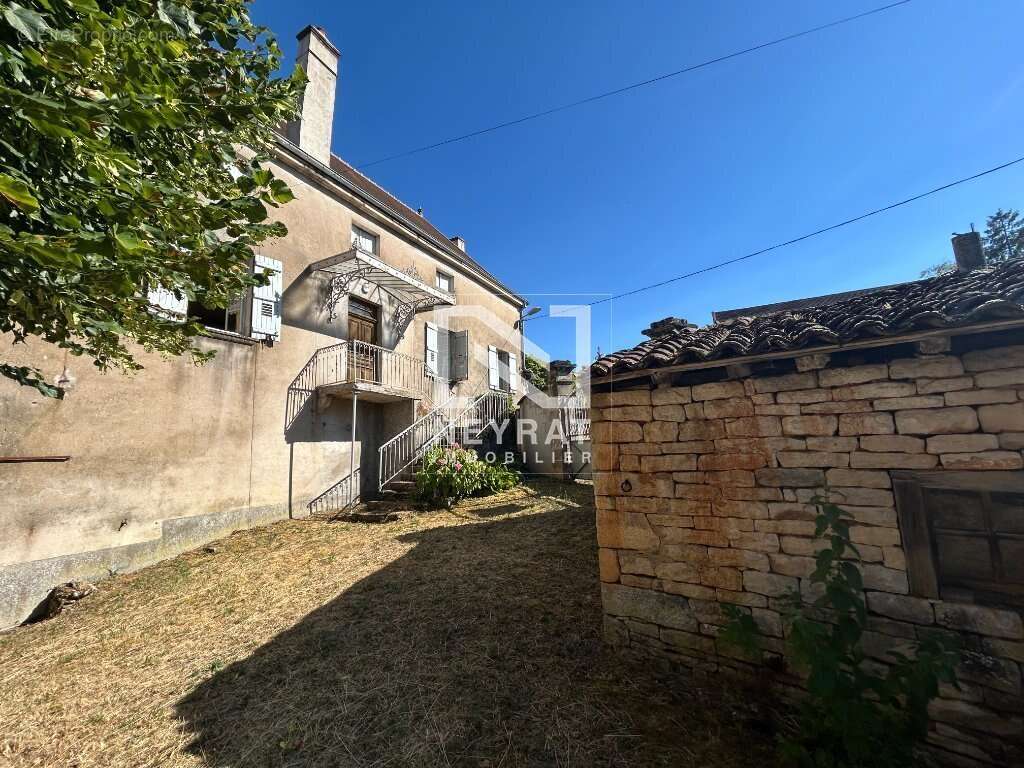 Grande maison en pierres avec jardin et dépendances - photo 9