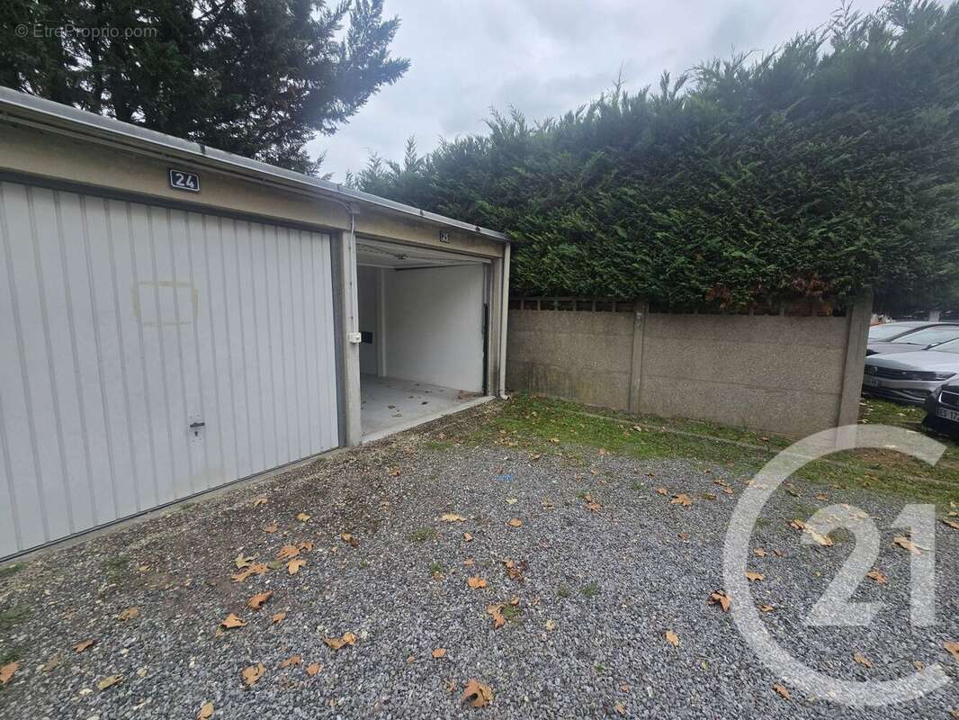 Parking à SAINT-MAUR-DES-FOSSES