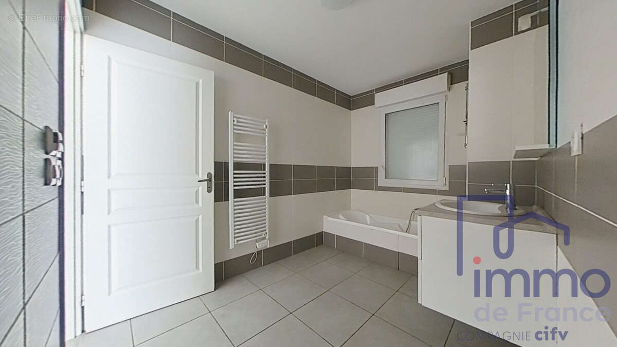 Appartement à SAINT-GENEST-LERPT