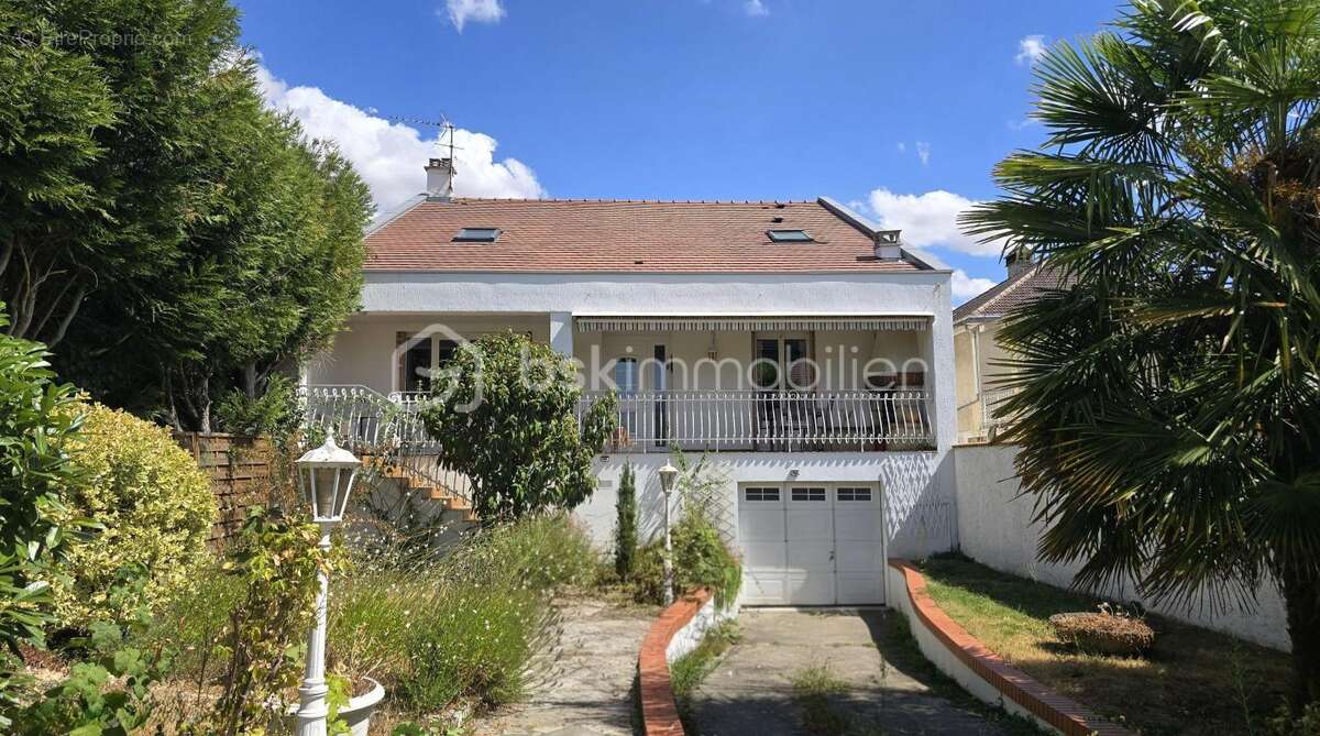 Une maison aux volumes généreux et au potentiel rare à vert-le-grand - photo 14