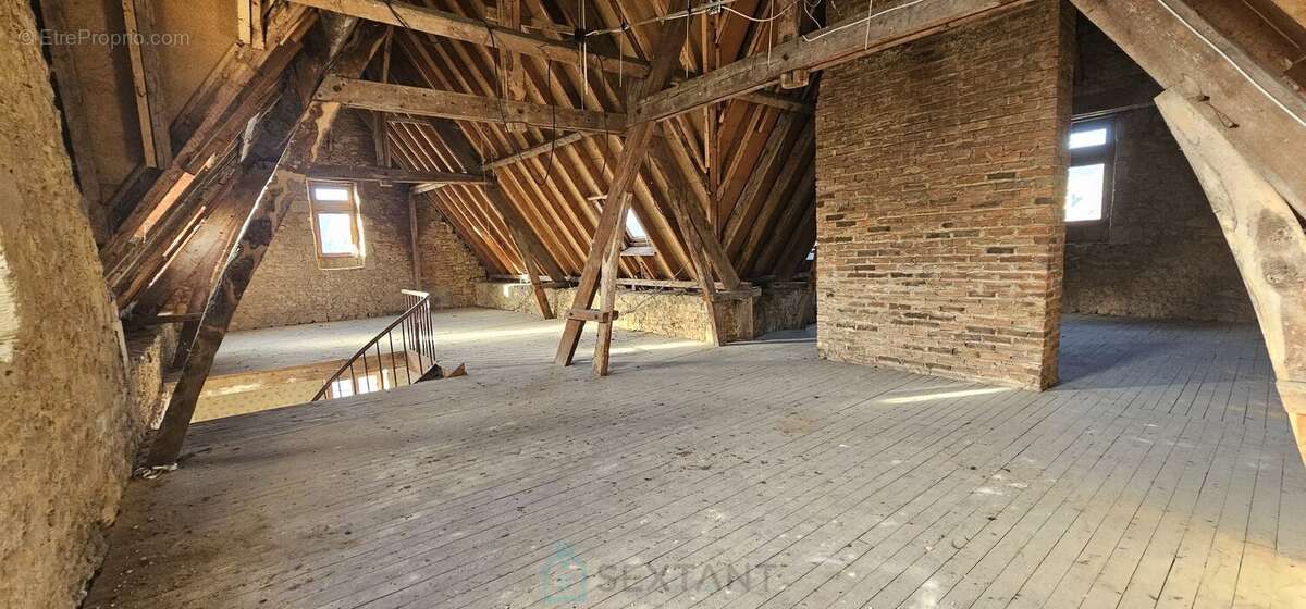 A Sarlat, vaste appartement brut de 190 m² à réinventer entièrement. - photo 7