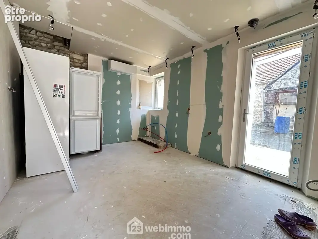 A ses cotés, l'espace cuisine de 13 m² à aménager selon vos envies