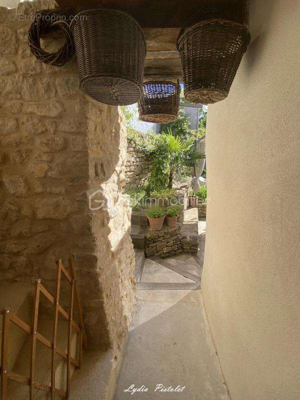 NOUVEAUTÉ - SAIGNON (84) - Authentique maison de village avec extérieur - photo 4