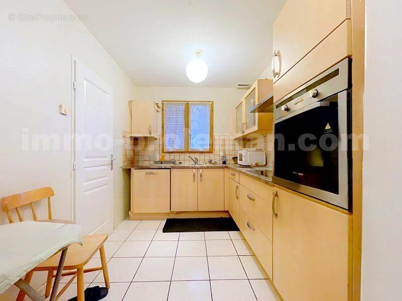 Maison_jumelée_Cranves_sales_proche_frontière_douane_Suisse_Genève_commodité_emplacement_privilégié_Salon_Séjour_cuisine_séparée_ - Maison à SAINT-CERGUES