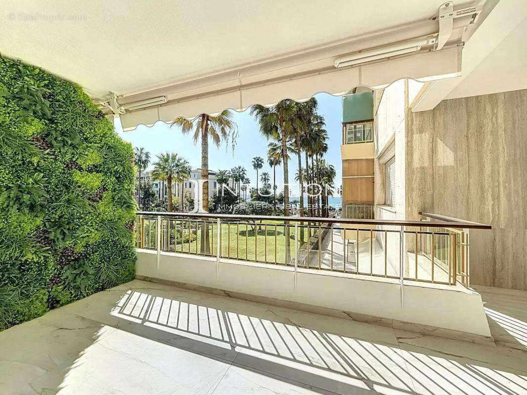 Cannes - Croisette : Magnifique appartement 3 pièces avec vue mer dans une résidence de renom - photo 22