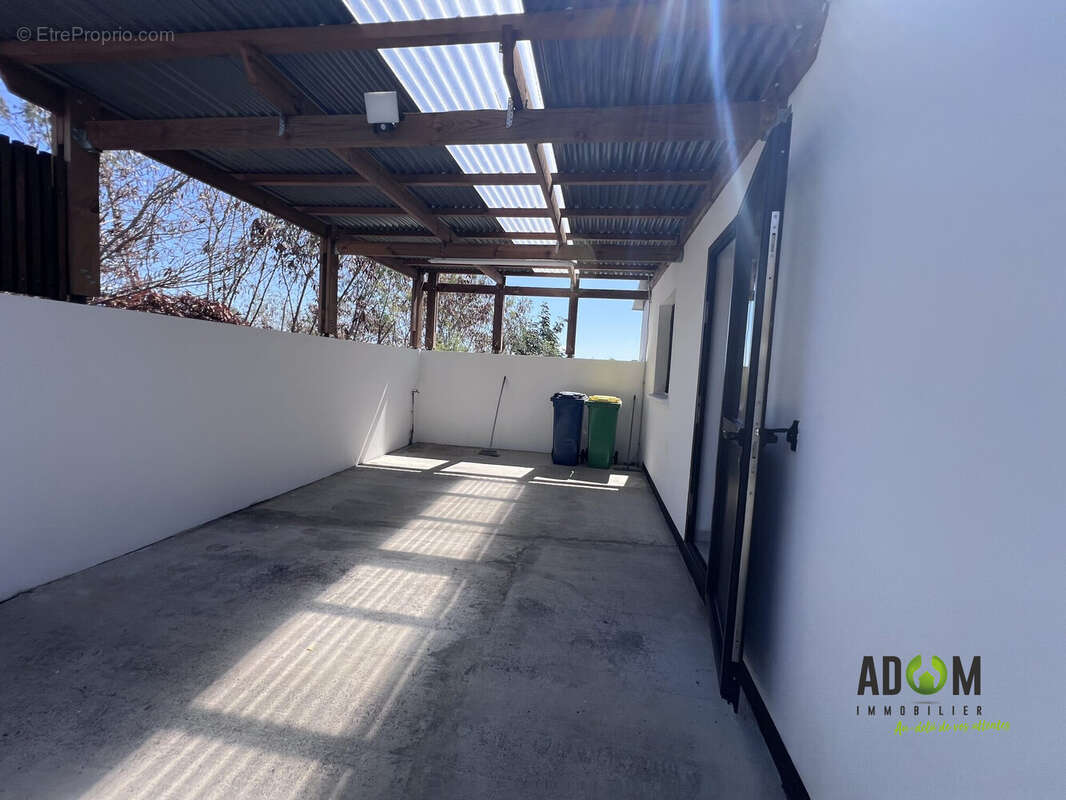 parking intérieur - Maison à LA POSSESSION