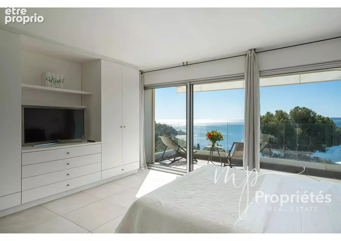 A VENDRE LE LAVANDOU AIGUEBELLE Charmante villa 192m² vue mer, piscine, garage - photo 10