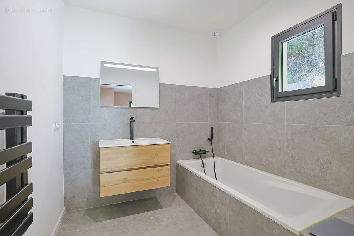 Maison à SOLLIES-PONT