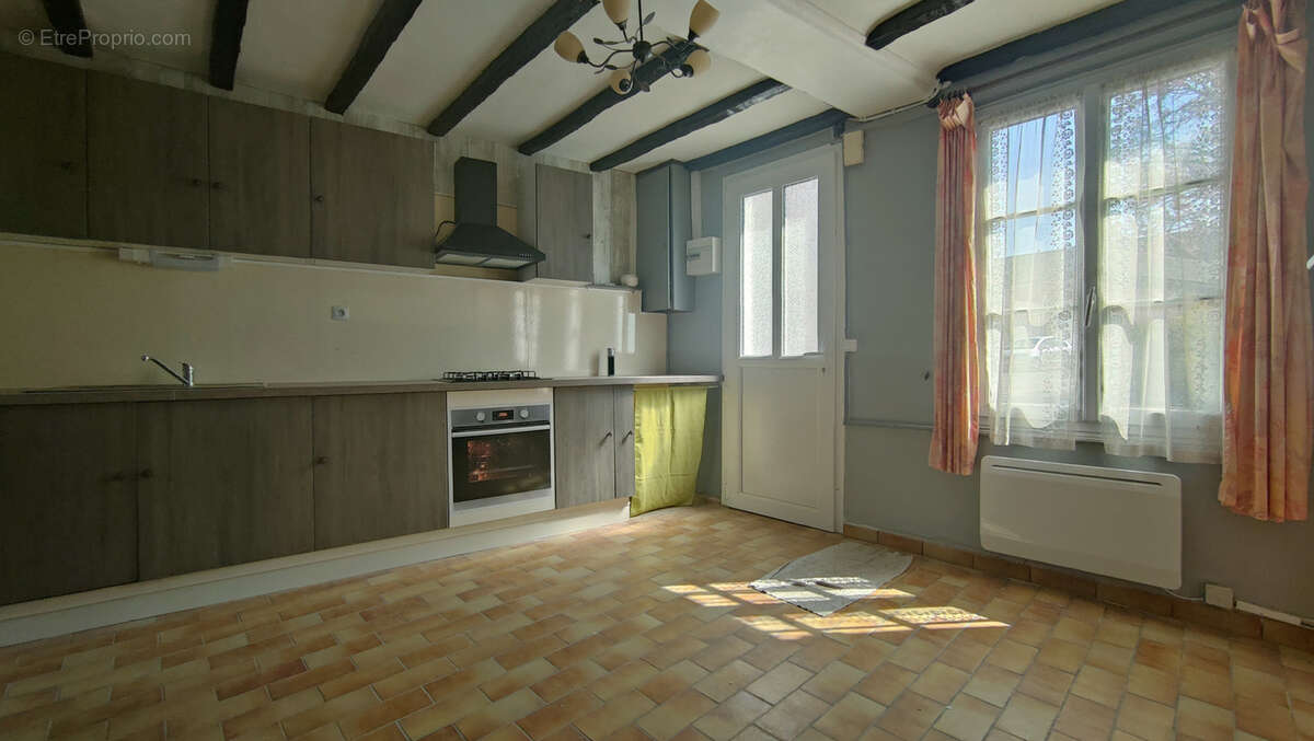 Plein centre ville, tres belle maison ancienne renovee avec trois chambres proche toutes commodites - photo 2
