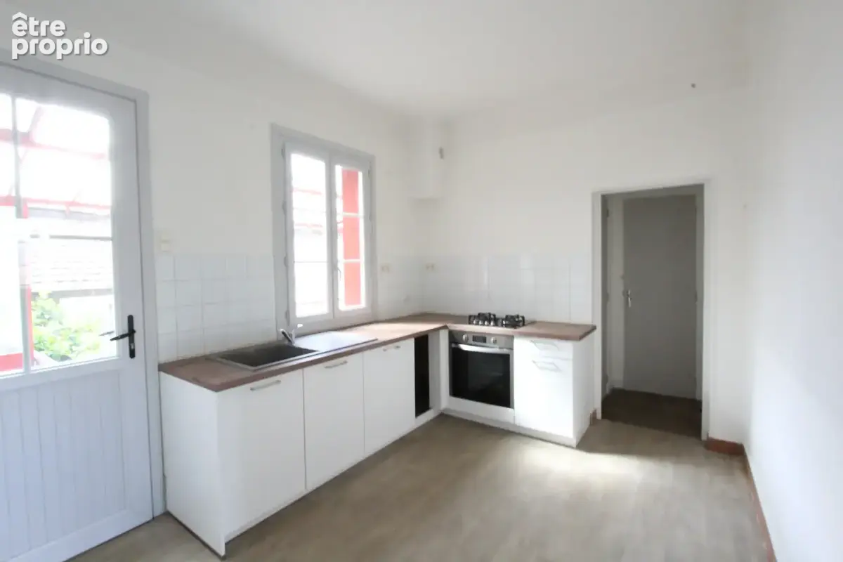 Idéal sans entretien, maison centre-ville avec cour et deux garages - photo 2