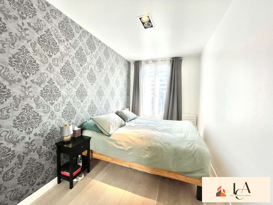 Chambre 1 de 9,32 m² - Appartement à NEUILLY-SUR-SEINE
