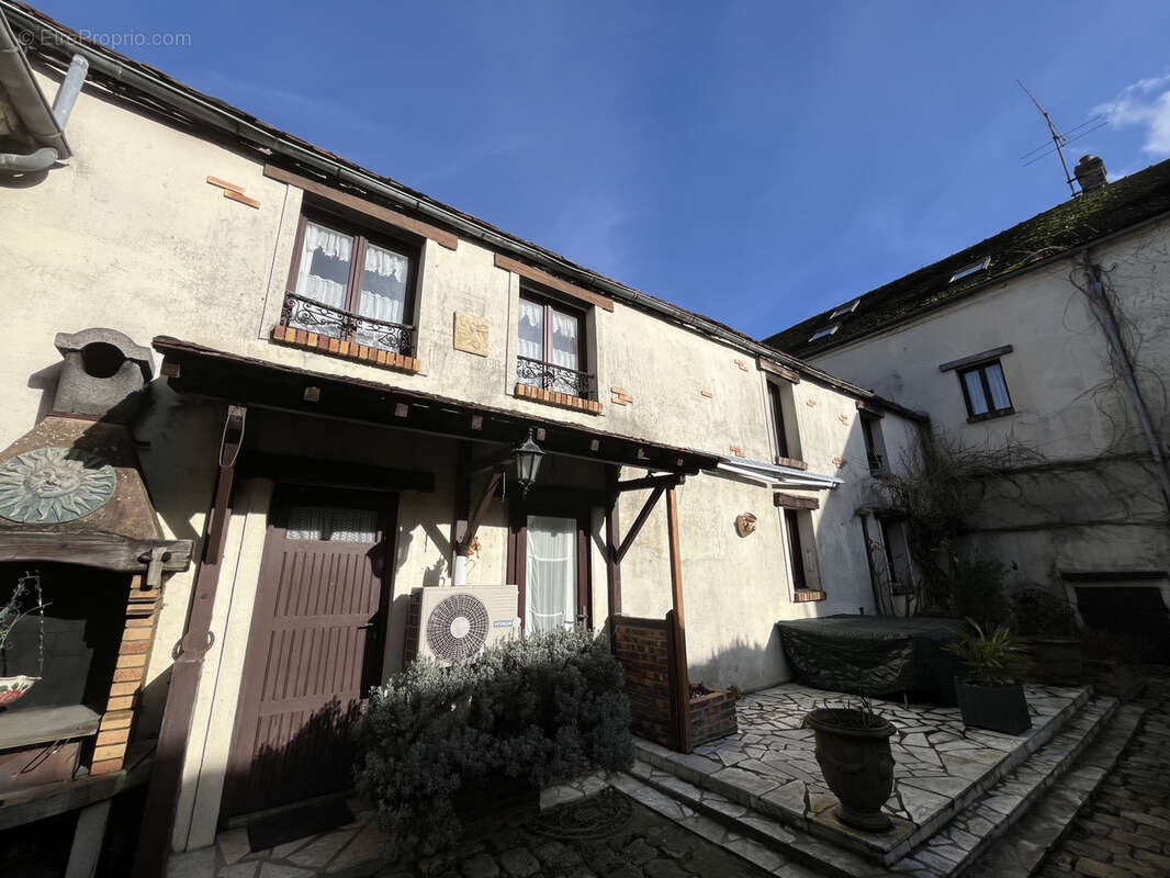 Maison à LA CHAPELLE-LA-REINE