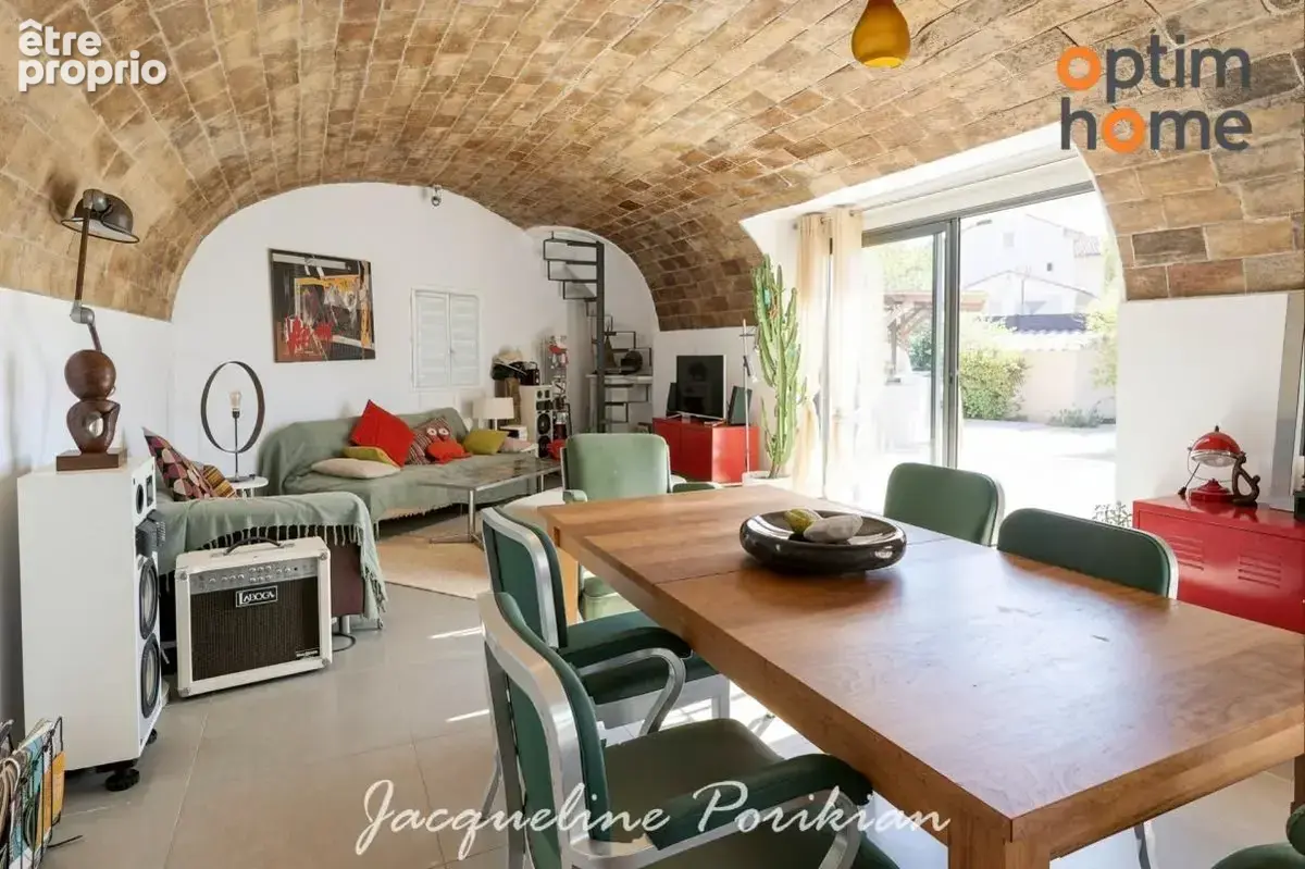 Saint Martin de la Brasque : Ancienne bergerie 5 pièces avec extérieur, garage  et piscine - photo 7
