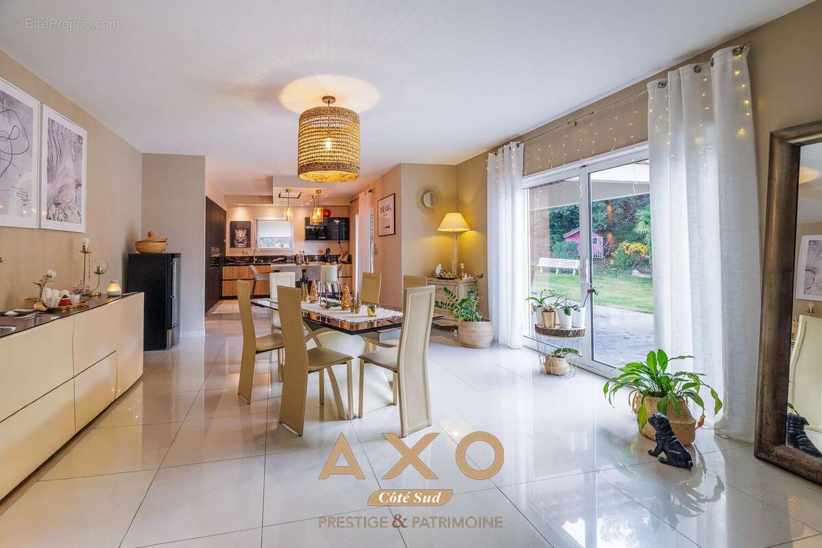 Maison à SIMIANE-COLLONGUE