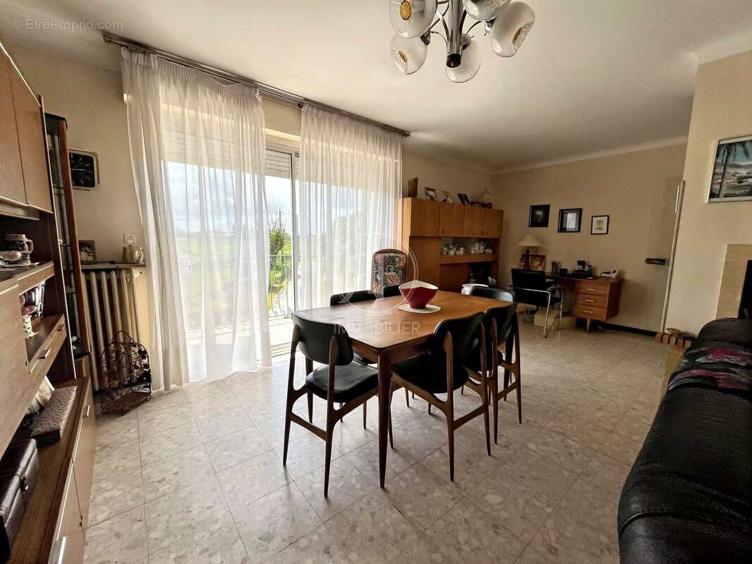 Maison T5 + Appartement T3 + Magasin + garages & jardin - photo 6
