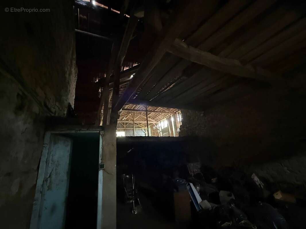 Grande ferme villageoise double indépendante à rénover – deux maisons, nombreuses dépendances, presque 1 hectare - photo 17