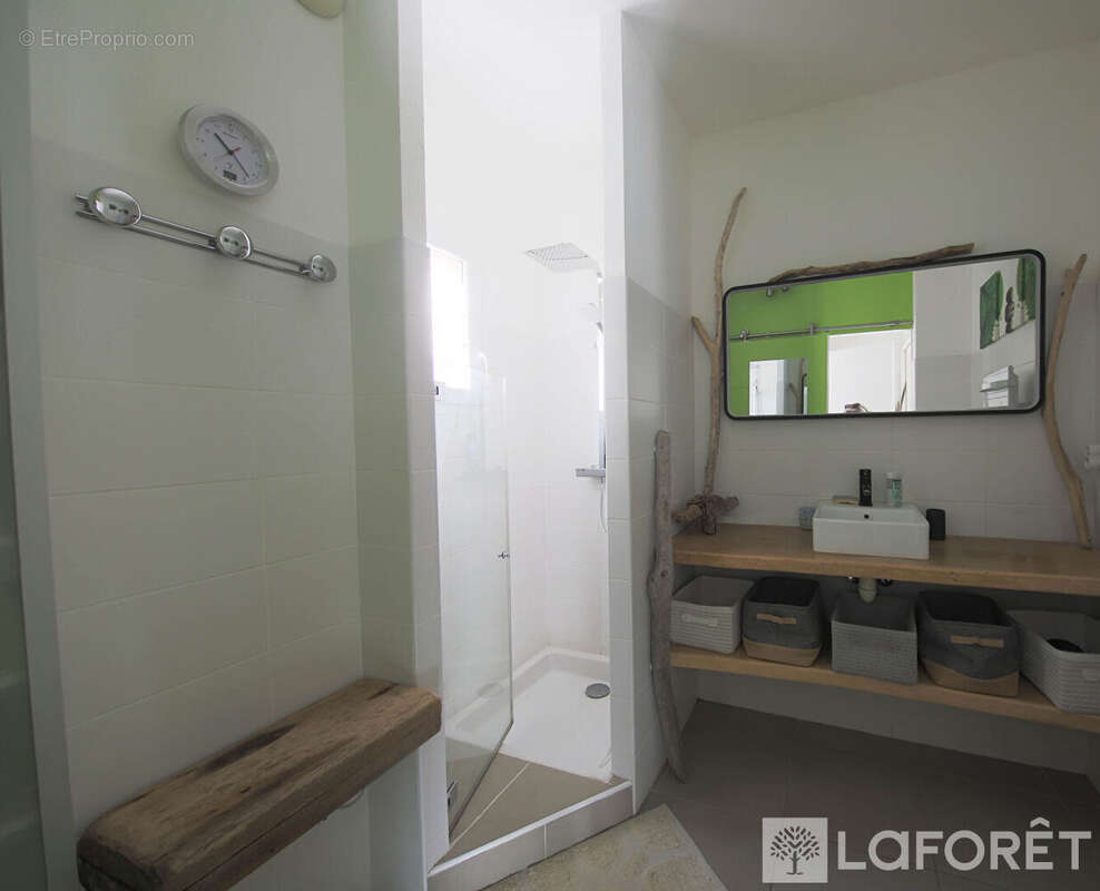 SAINT CYPRIEN - Appartement rénové dans résidence avec piscine  en rez de jardin. - photo 7