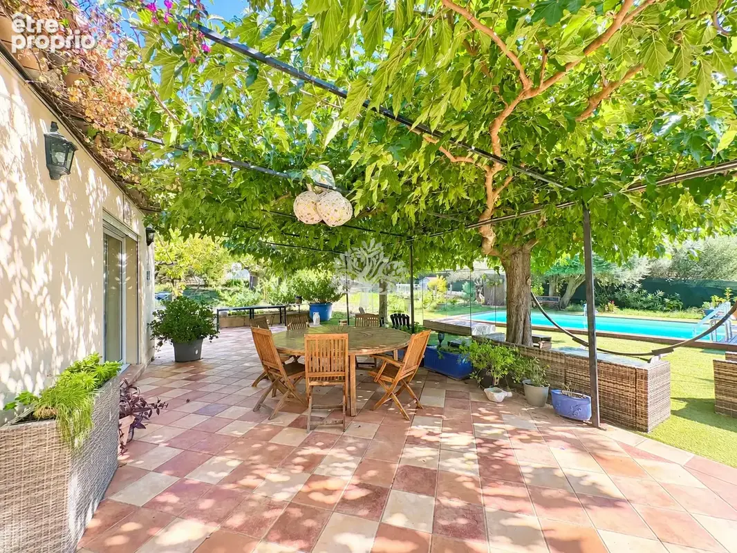 Maison de plain-pied 131 m2   Terrain de 2 000 m2 avec piscine et pool house - photo 11