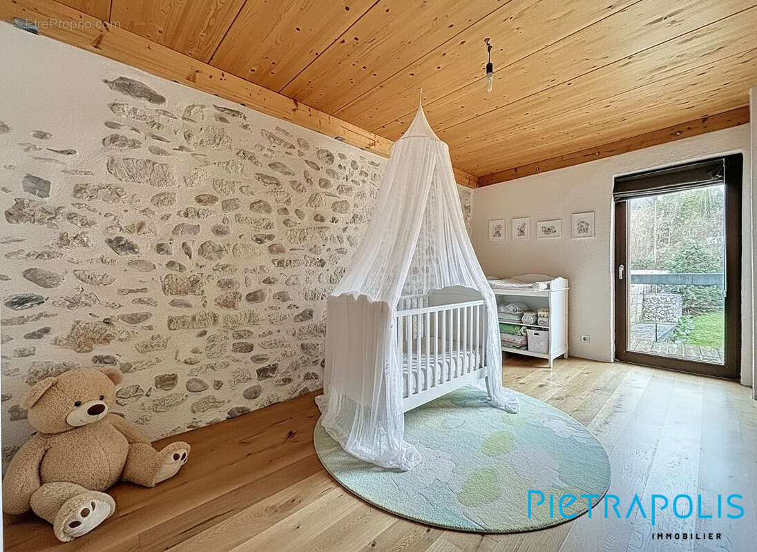 Maison à SAINT-GENIS-POUILLY