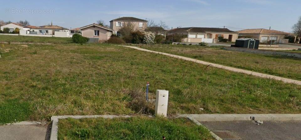 Terrain à SAINT-CLAR-DE-RIVIERE