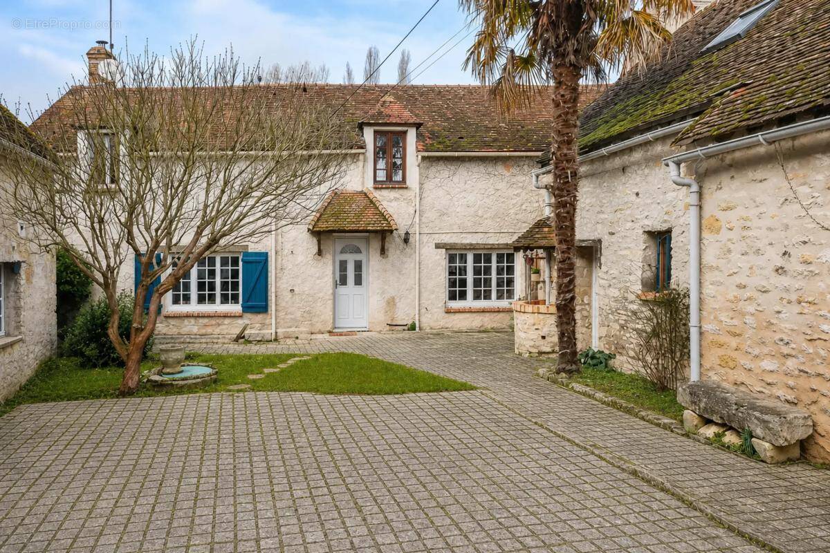 Maison à BRIARRES-SUR-ESSONNE