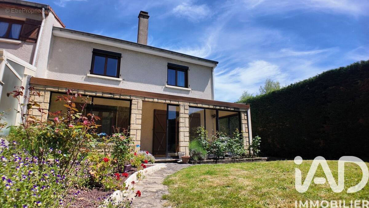 Photo 1 - Maison à LE CHAMBON-FEUGEROLLES